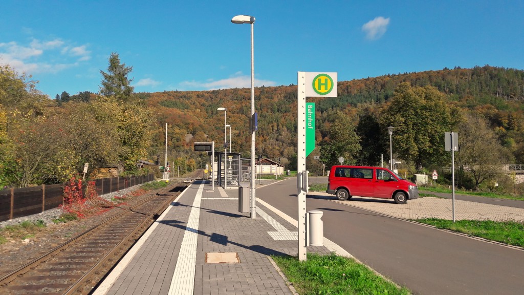 Schmittlotheim: Moderner Umsteige-Bahnhof im Kleinformat